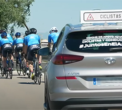 Coche de acompañamiento a pelotón ciclista