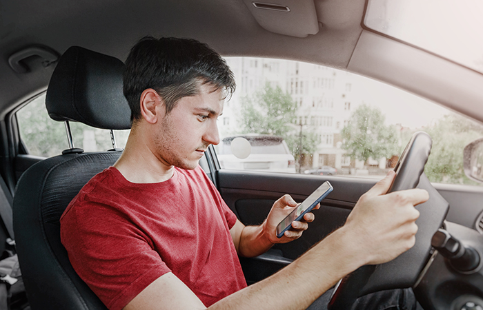 Joven Movil al Volante_barometroconduccion grande