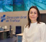 Es una fotografía de plano medio de la directora general de Tráfico, María Seguí, en el centro de control de pantallas de la DGT.