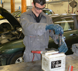 mecánico reparando batería